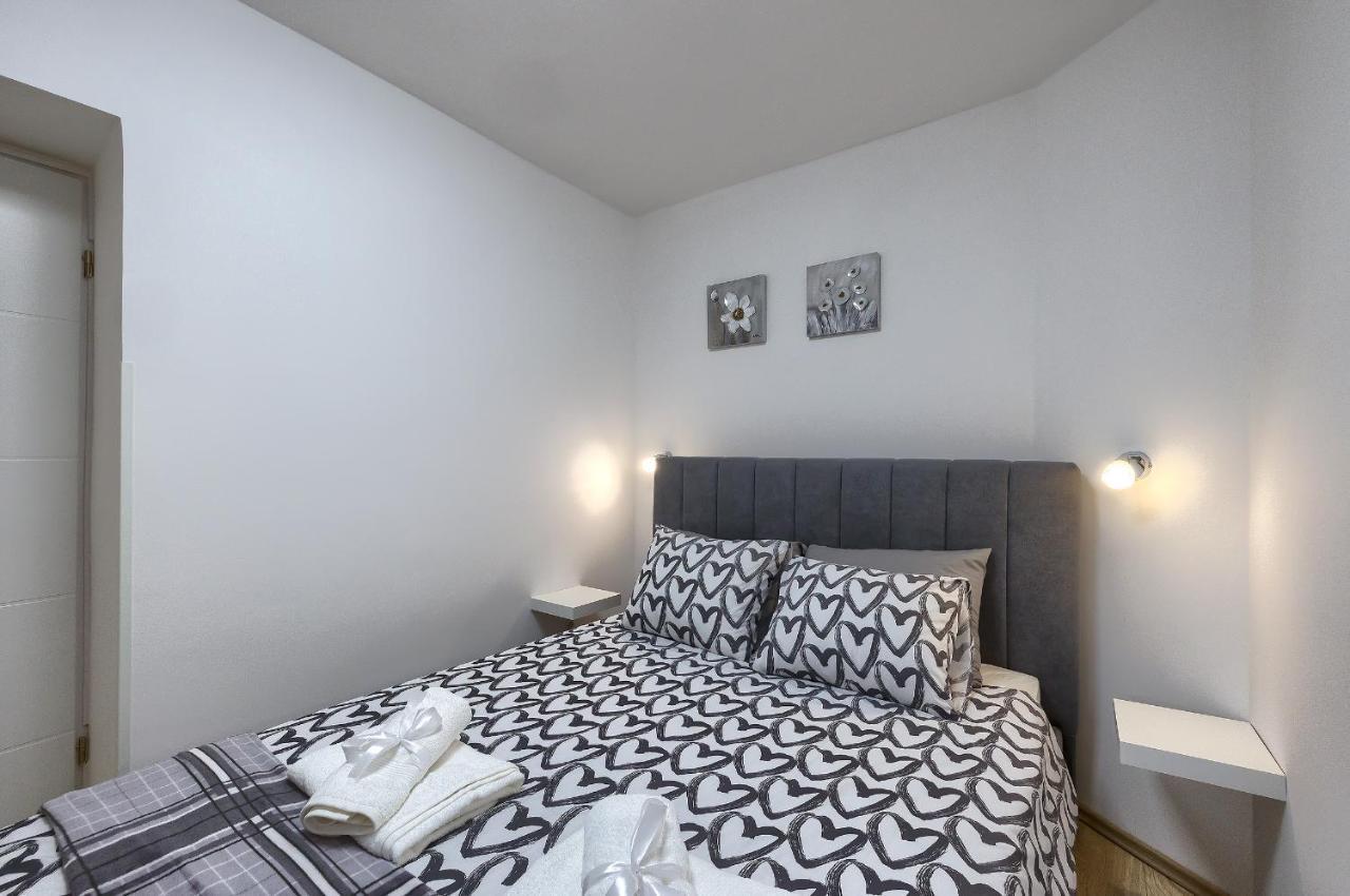 Studio Apartman Luka Pomer Exterior photo